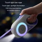 LED světelné zatahovací vodítko pro psy - 5m, barva fialová - bílá, se svítidlem pro hledání exkrementů za šera a tmy, baterie jsou součástí TopTechnology