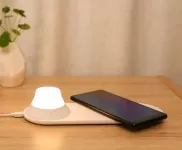 LED noční lampička s bezdrátovou nabíječkou